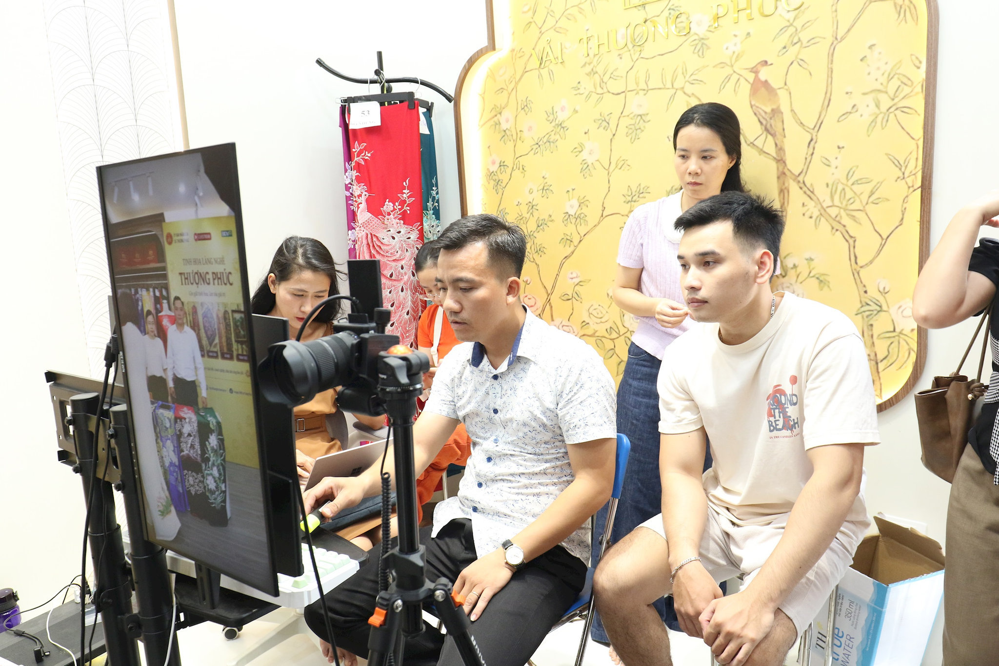 Làng nghề truyền thống Hà Nội: Livestream để giữ nghề và bán hàng OCOP trực tuyến