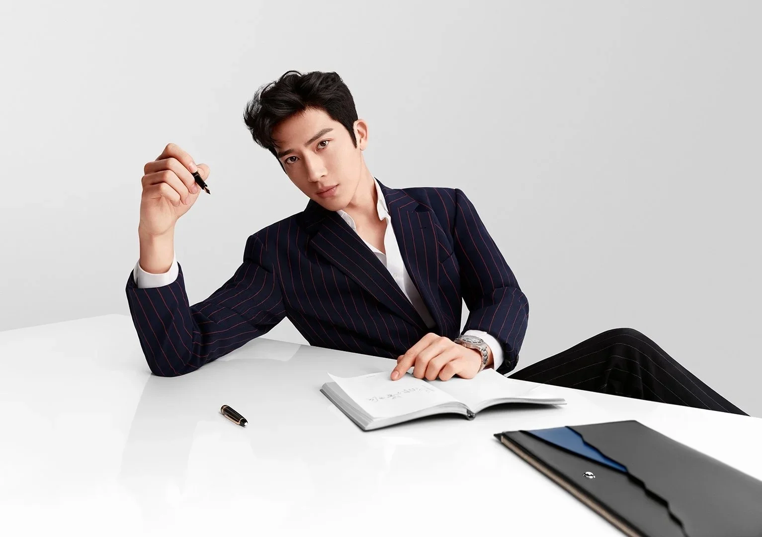 Từ diễn viên ít biết đến hiện tượng: cú bứt phá của Jing Boran trong vai CEO ‘Bright Spring’