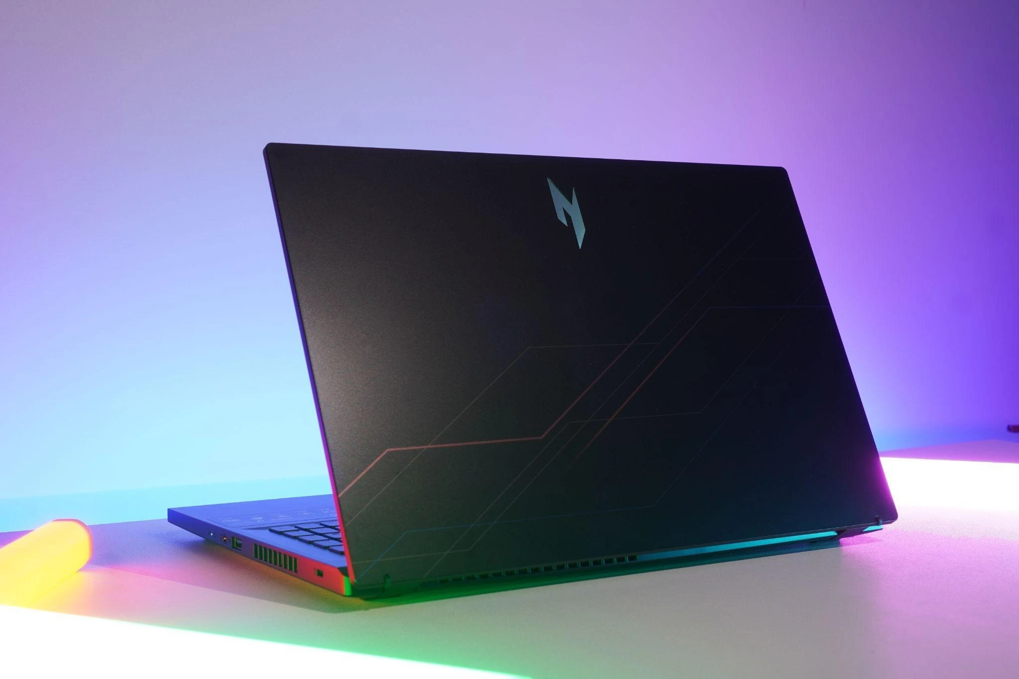 Tại sao GPU mạnh không đủ trên laptop gaming