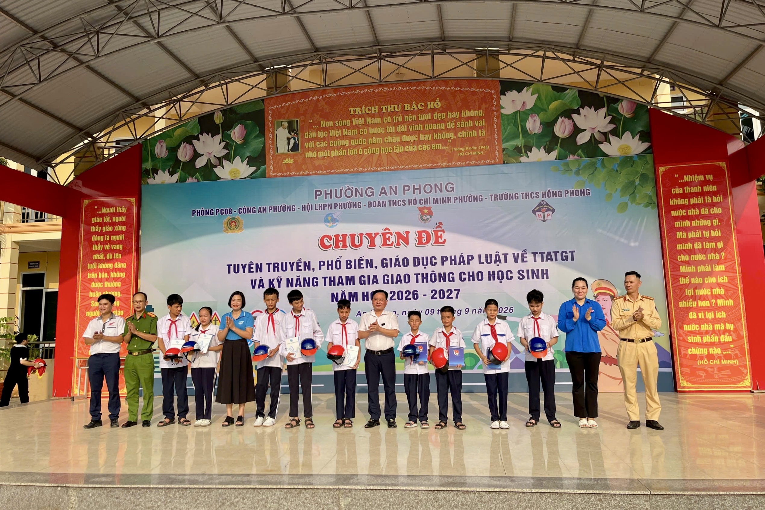 Kỹ năng an toàn giao thông cho trẻ: nhà trường và phụ huynh phải bắt đầu từ đường đi học