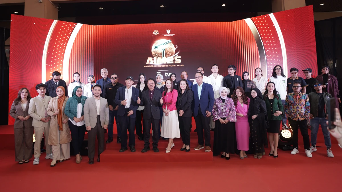 Pengacara Hebat dan Persembahan Bintang Warnai AIM25 di Kuching