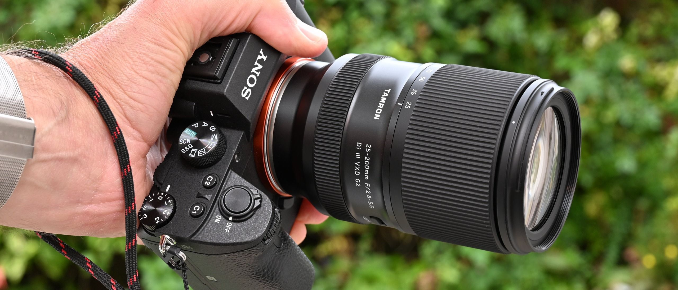 Bộ ba ống kính zoom f/2.8 giá cạnh tranh cho mirrorless