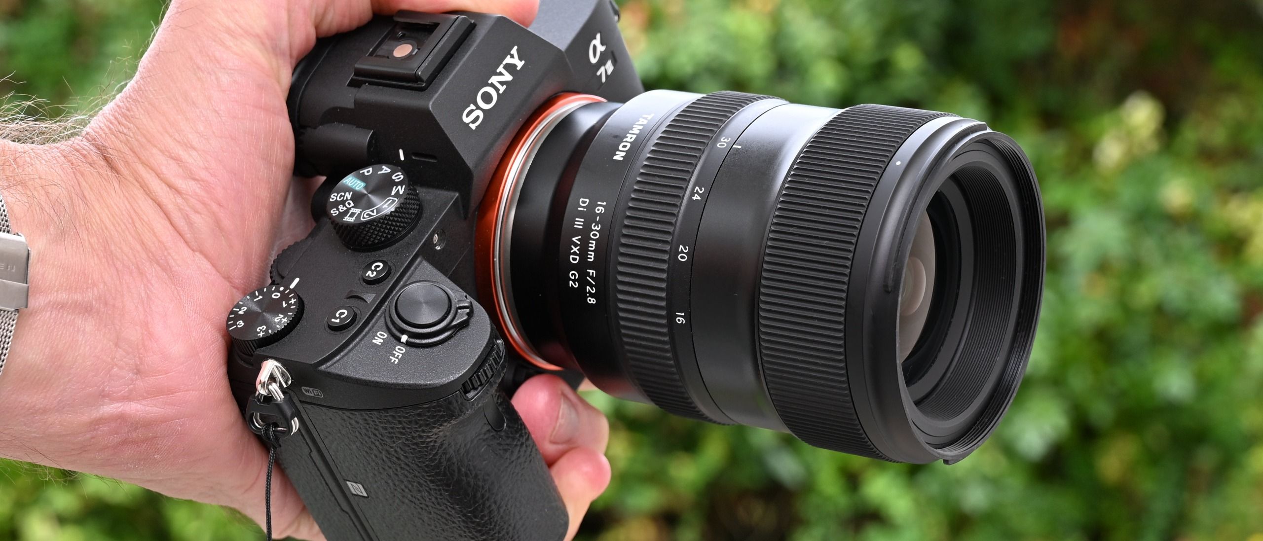 Tamron 16-30mm f/2.8 G2 vs Fujinon XF 10-24mm f/4: Ống kính wide-angle zoom nào đáng tiền hơn?