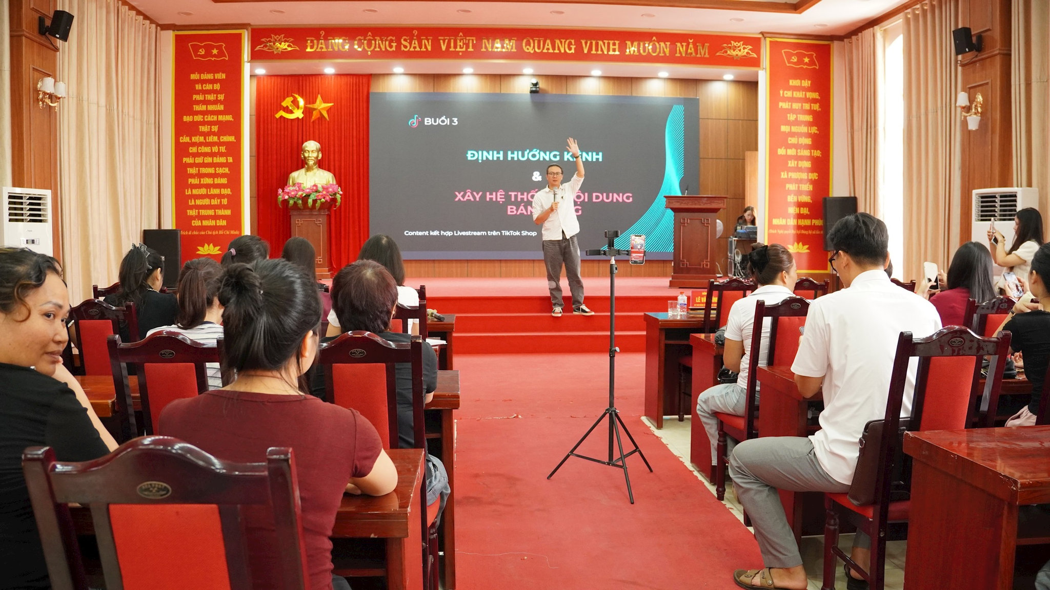 Làng nghề truyền thống Hà Nội: Livestream để giữ nghề và bán hàng OCOP trực tuyến