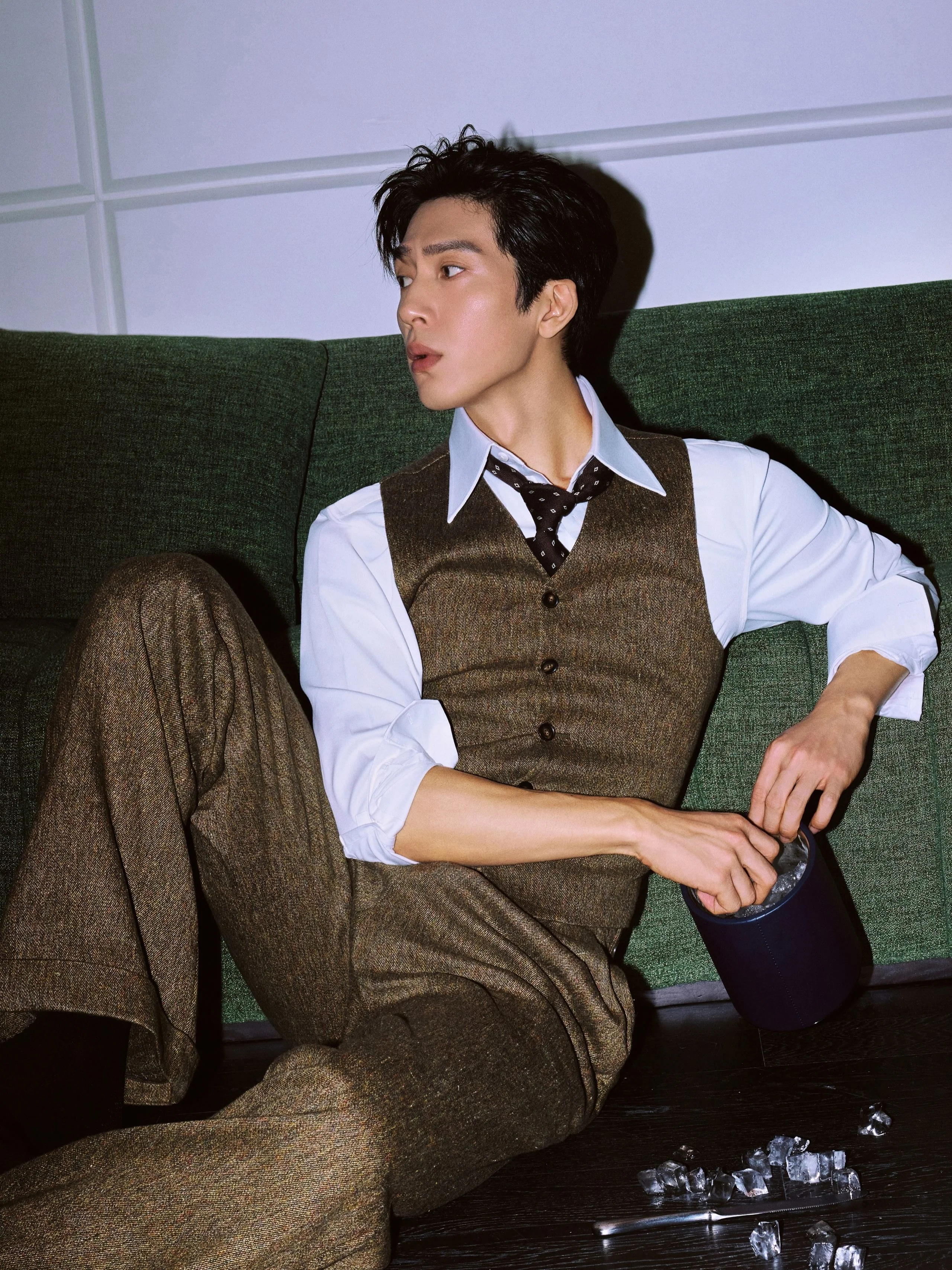 Từ diễn viên ít biết đến hiện tượng: cú bứt phá của Jing Boran trong vai CEO ‘Bright Spring’