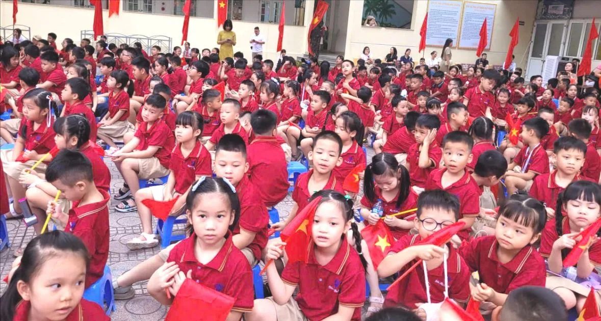 Chương trình và sách giáo khoa thay đổi toàn diện: Phụ huynh cần chuẩn bị gì cho con?
