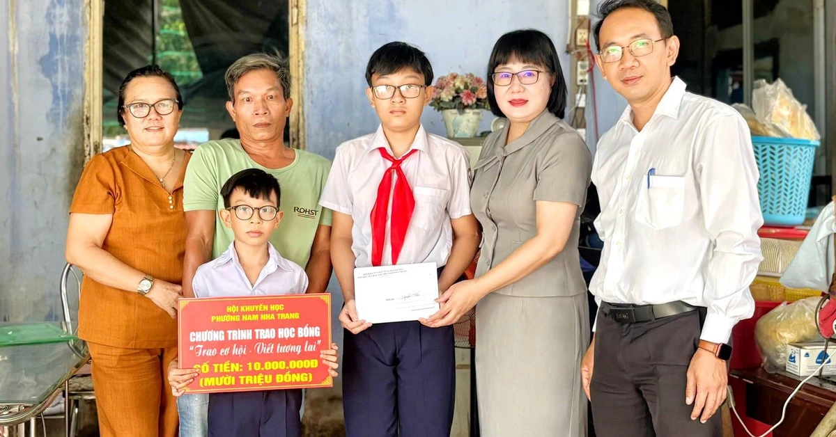 Chương trình 'Trao cơ hội - Viết tương lai' nâng bước 25 học sinh vượt khó ở Nam Nha Trang