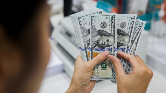 Fed cố định lãi suất, trì hoãn cắt giảm tới khi lạm phát thực sự khuất phục