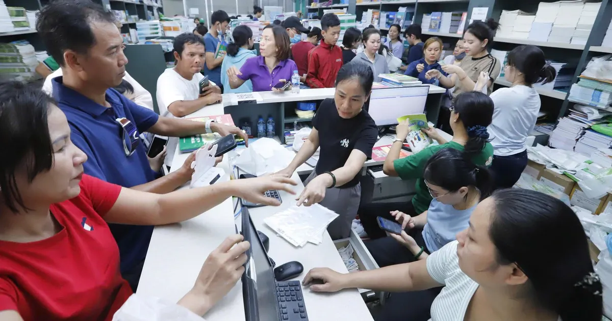 TP.HCM cung vượt cầu sách giáo khoa nhưng học sinh vẫn thiếu