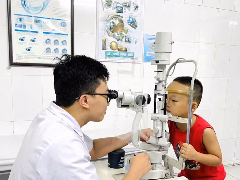 Trẻ em nhìn màn hình nhiều: Phát hiện sớm cận thị và chặn đứng tăng độ