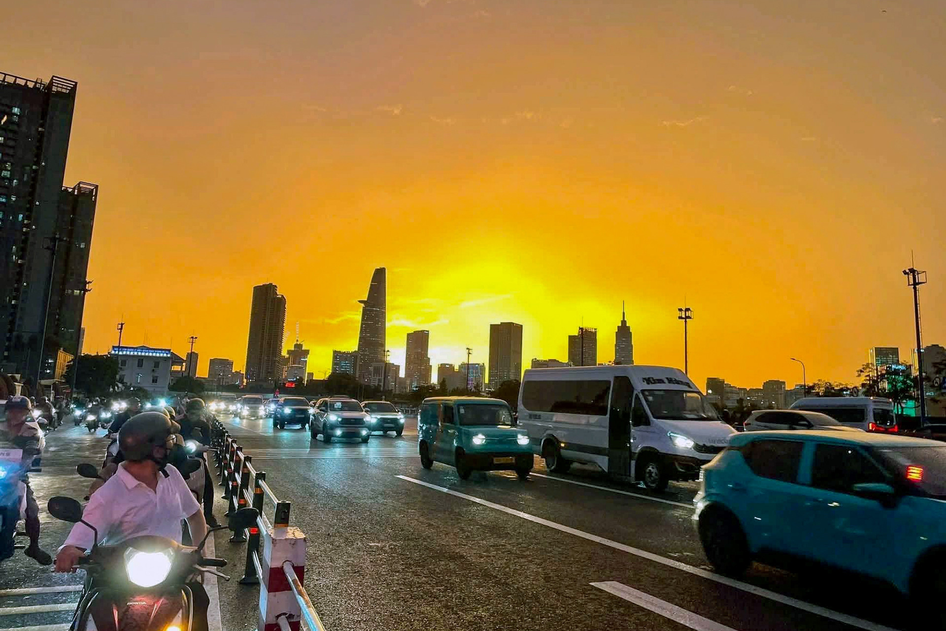 Bắt giữ khoảnh khắc hoàng hôn sau mưa ở thành phố