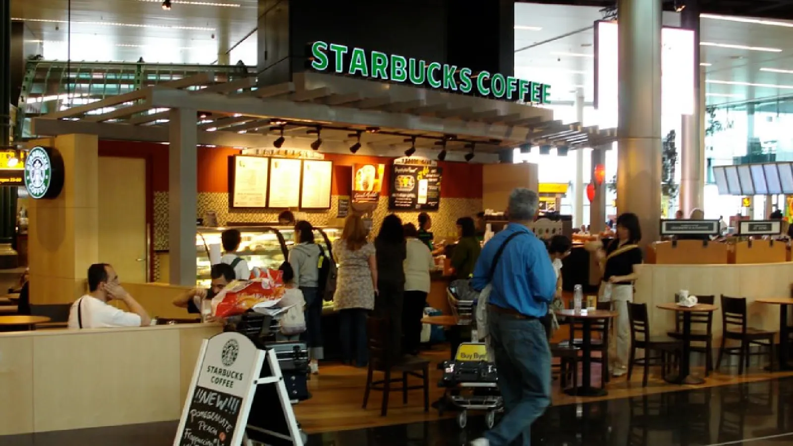 Starbucks nâng cấp cửa hàng: chiến lược không gian cozy để kéo khách trở lại