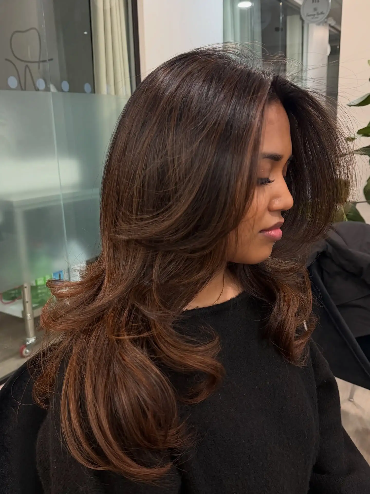 Mocha brunette mùa thu: Hướng dẫn chọn tone nâu ấm áp tôn da tự nhiên