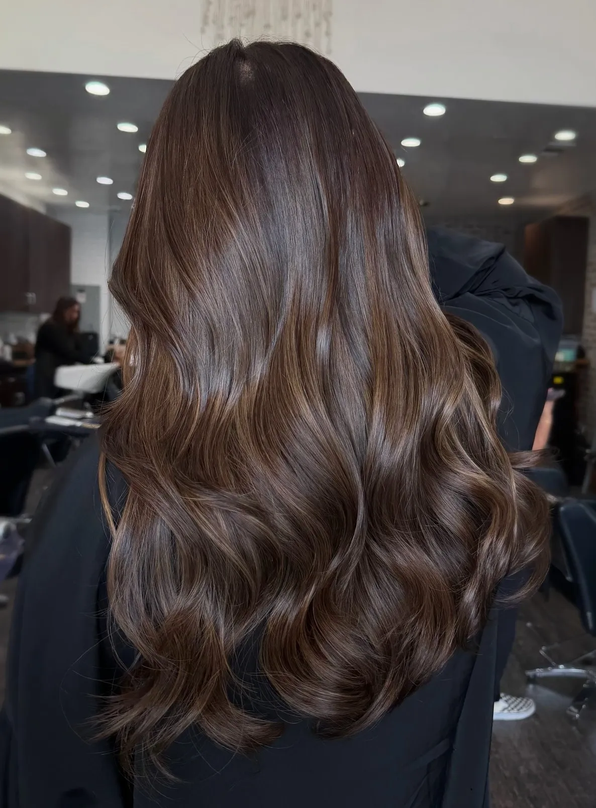 Mocha brunette mùa thu: Hướng dẫn chọn tone nâu ấm áp tôn da tự nhiên