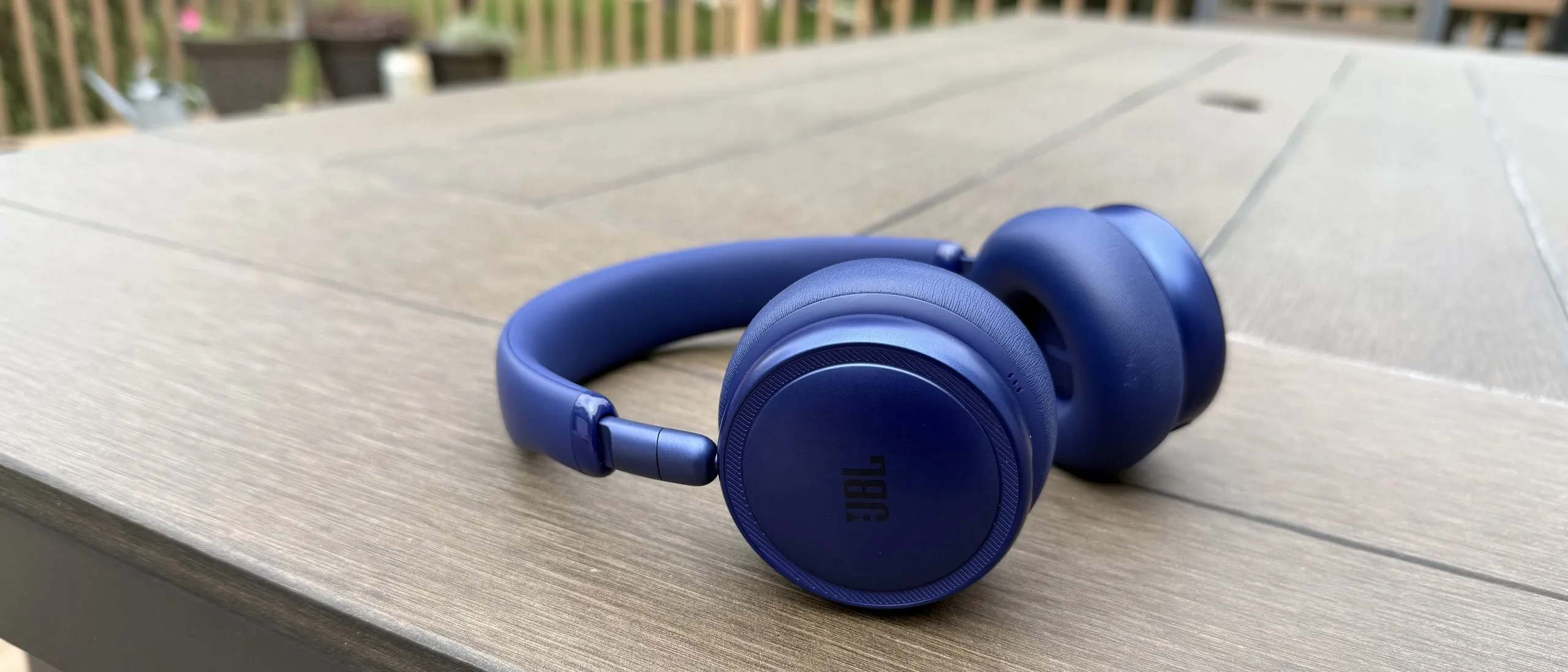 JBL Live 680NC vs Beyerdynamic Aventho Y: chọn tai nghe chống ồn giá rẻ nào?