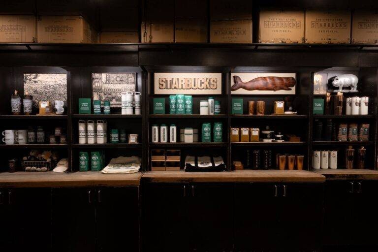 Starbucks nâng cấp cửa hàng: chiến lược không gian cozy để kéo khách trở lại