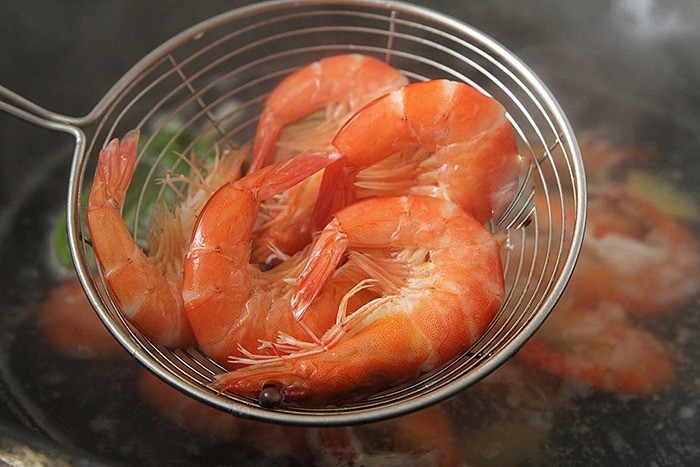 Lá thơm nào giúp tôm luộc đỏ au và cá kho không tanh?