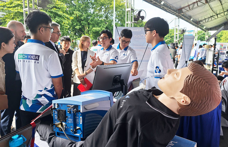 Cuộc thi công nghệ sinh viên: Thế hệ trẻ bước vào sân chơi AI, robot, IoT