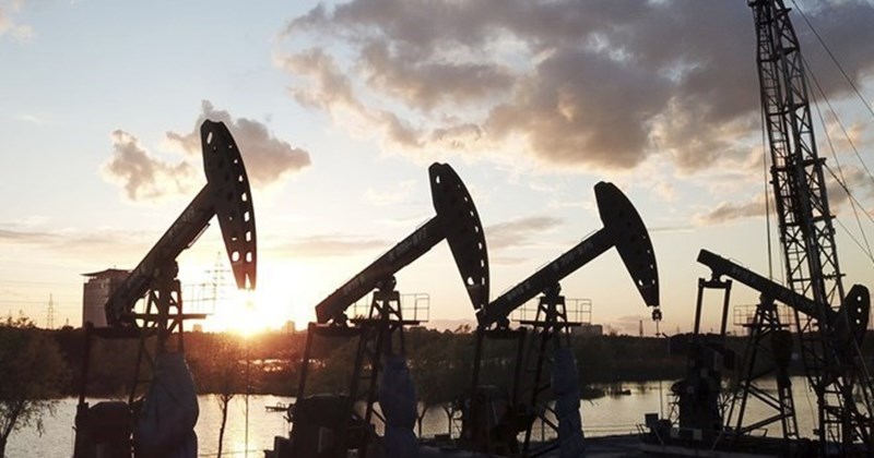 Dầu Brent chạm ngưỡng 100 USD/thùng: Ai sẽ trả hóa đơn cuối cùng?