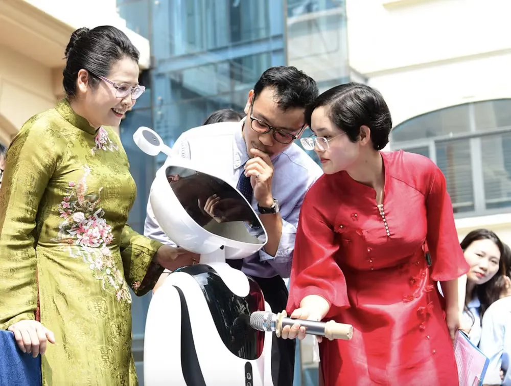 Robot lễ tân AI đặt chân vào trường học: Bước ngoặt từ Nguyễn Siêu