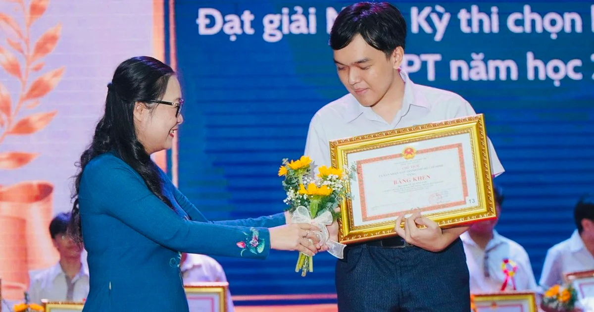 Bộ trưởng GD-ĐT: Đổi cách nhìn về điểm số để con phát triển thực chất