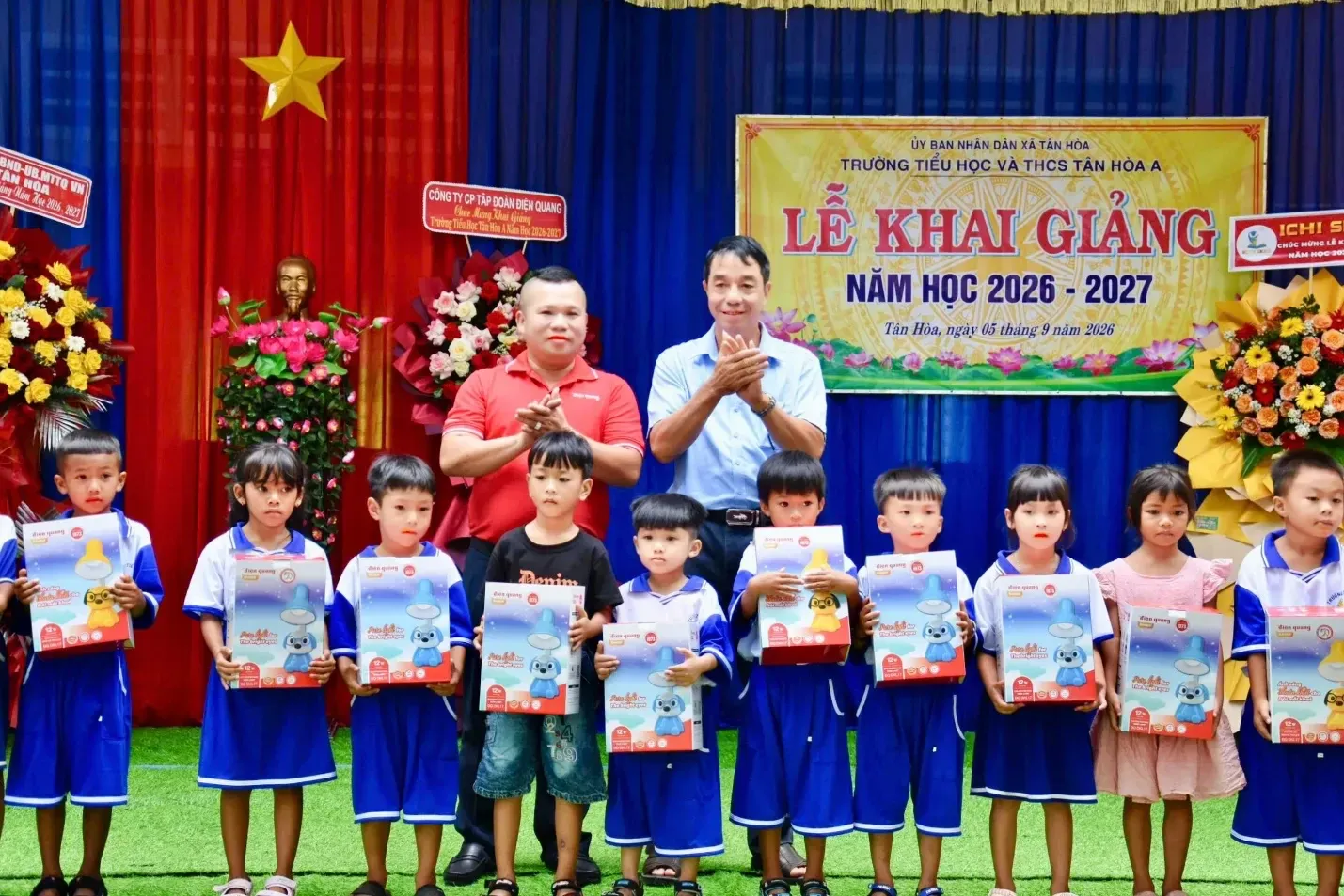Điện Quang mang ánh sáng và năng lượng mặt trời đến học sinh vùng biên Tây Ninh