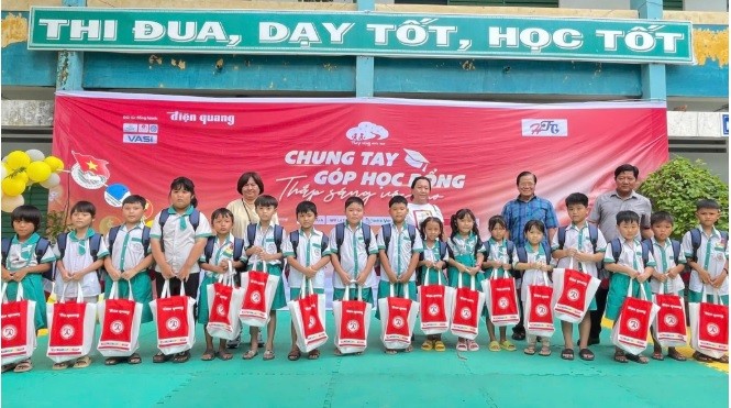 Điện Quang mang ánh sáng và năng lượng mặt trời đến học sinh vùng biên Tây Ninh