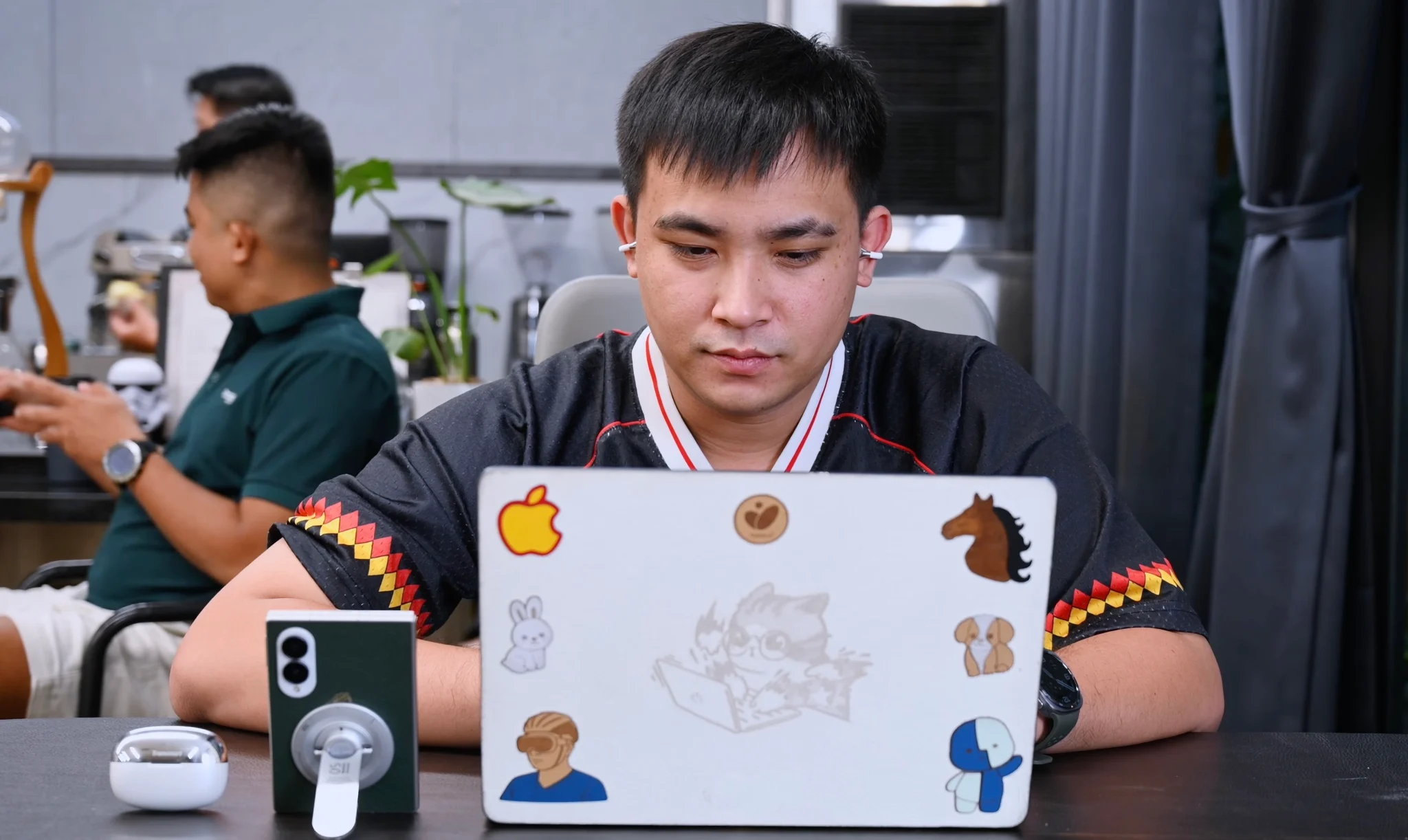 Tai nghe kẹp tai giá mềm: chọn mẫu nào để đeo cả ngày không mỏi?