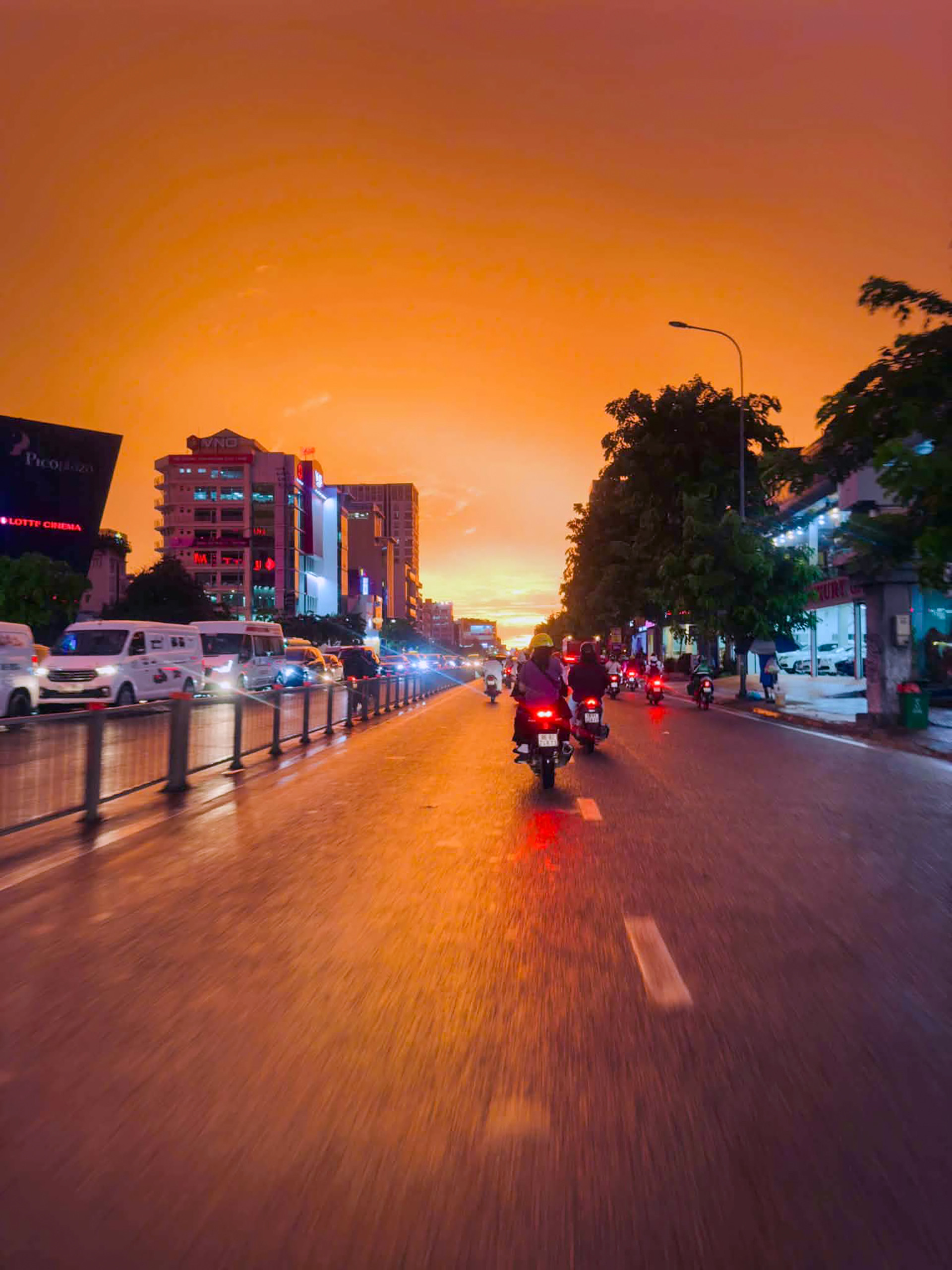 Bắt giữ khoảnh khắc hoàng hôn sau mưa ở thành phố