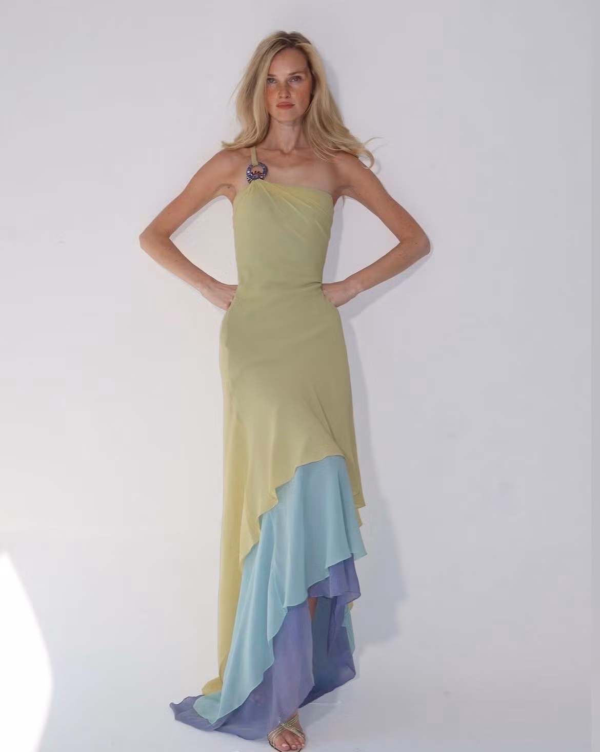 Jennie Và Chiếc Váy Versace Vintage: Khi Haute Couture Cũ Gặp Thời Trang Đám Cưới Hiện Đại