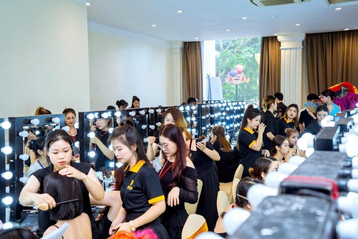 Từ thợ trang điểm tự do đến chủ studio 20m² doanh thu 500 triệu
