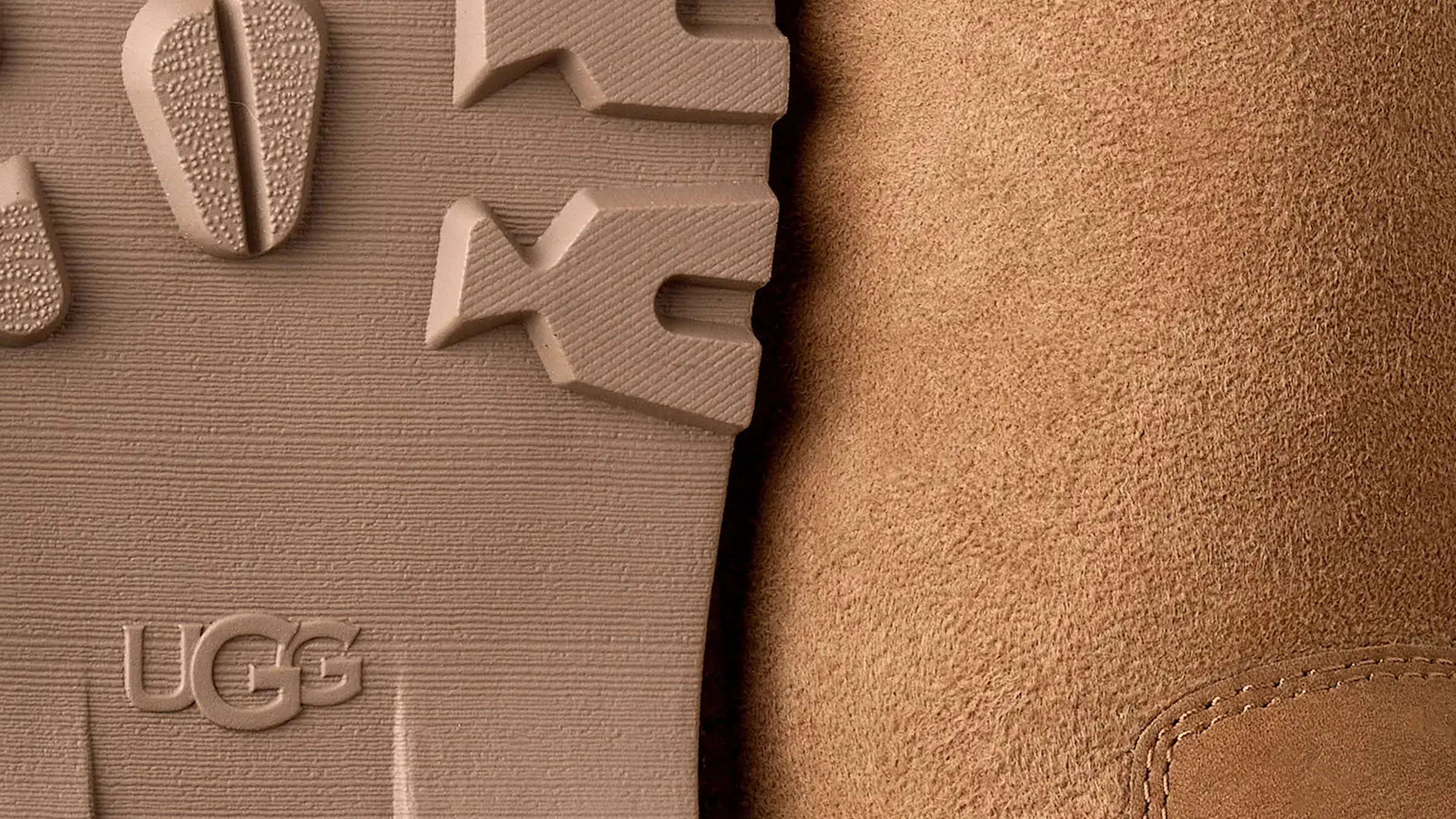 Xu Hướng Giày Boot Thu Đông: Từ Suede Nâu Đến Họa Tiết Động Vật