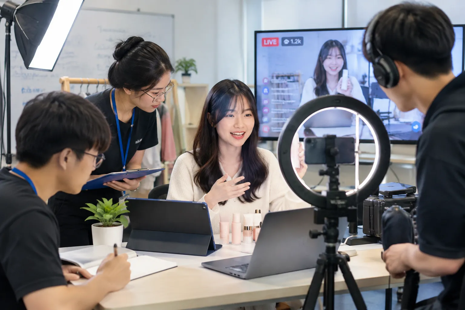 Livestreaming trong giảng dạy đại học: Khi điểm số gắn với màn hình