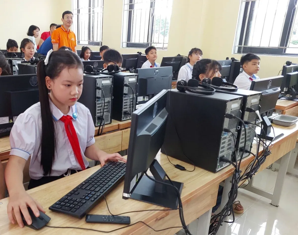 Máy tính miễn phí đến tay học sinh vùng biên: Cánh cửa bình đẳng số đang mở ra
