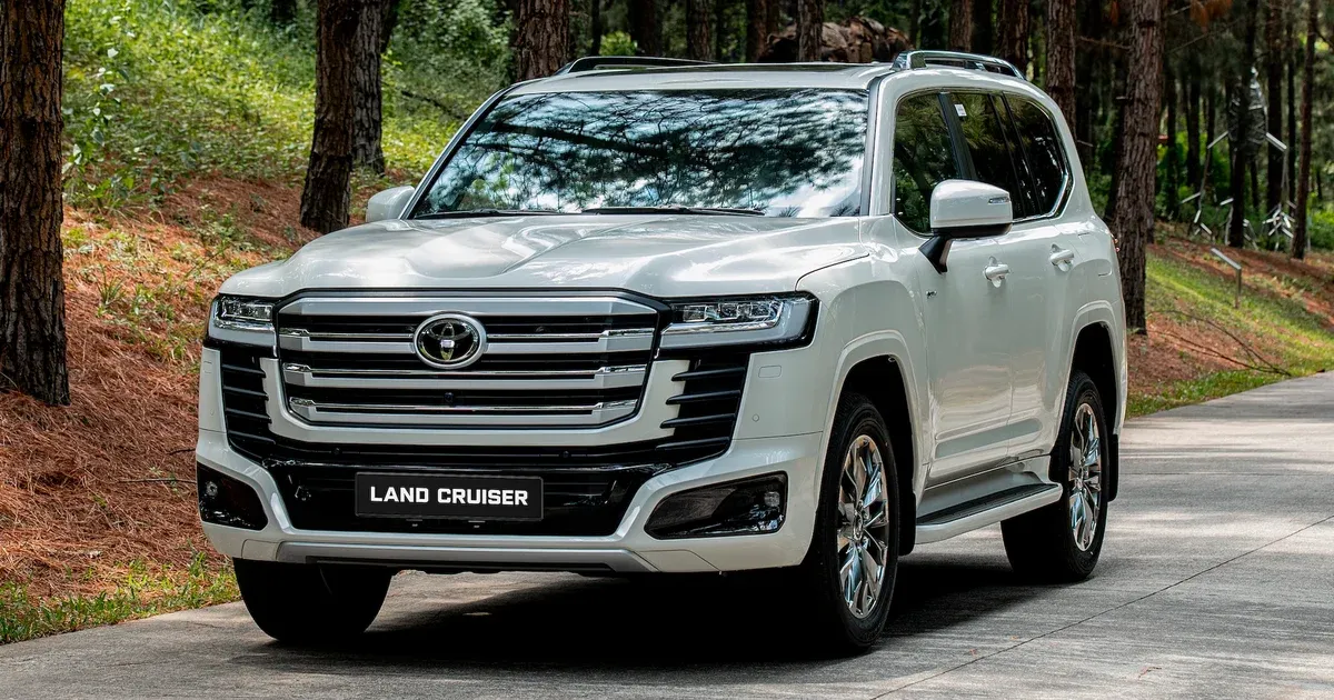 Toyota Land Cruiser Hybrid: có nên chọn bản hybrid thay vì bản xăng?