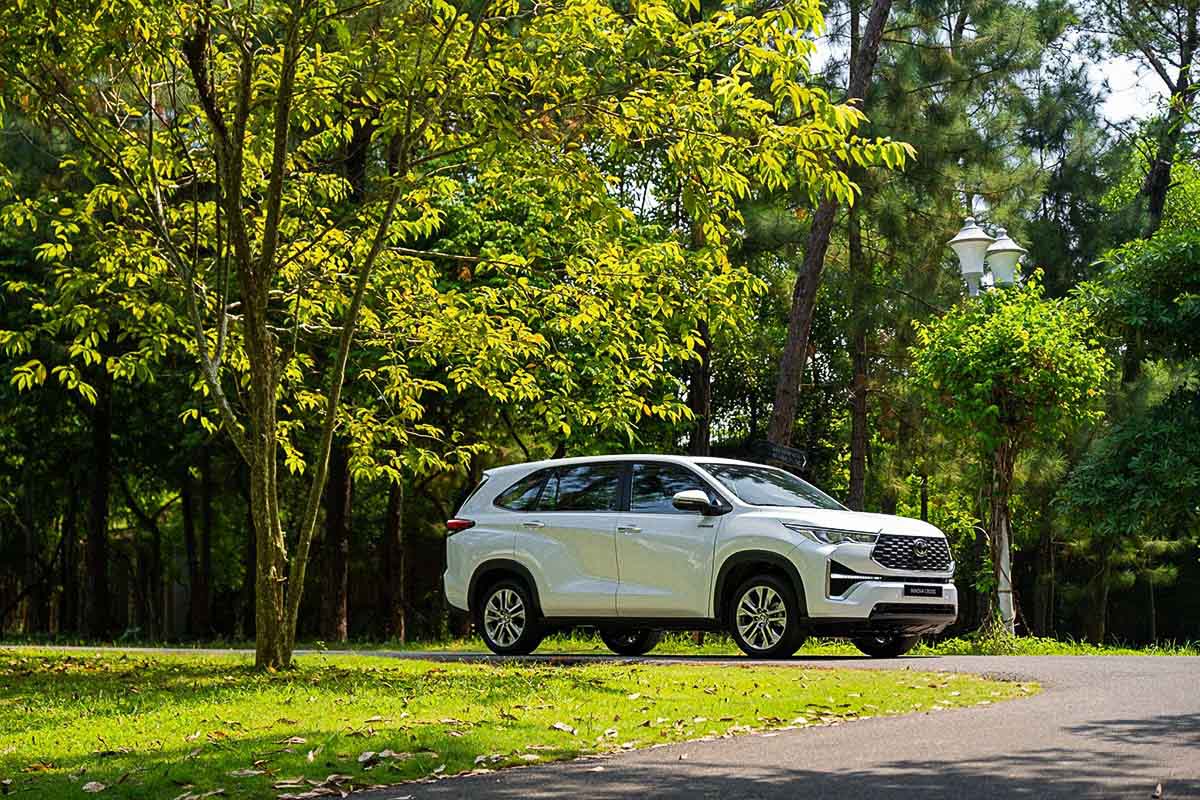 Xe hybrid Nhật Bản chiếm sóng: Innova Cross HEV bất ngờ soán ngôi Corolla Cross
