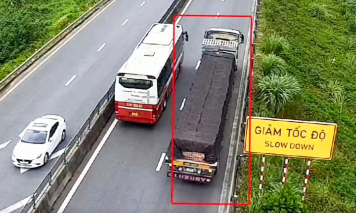 Dừng xe trên cao tốc không đặt cảnh báo: Mất 13 triệu vì một tam giác