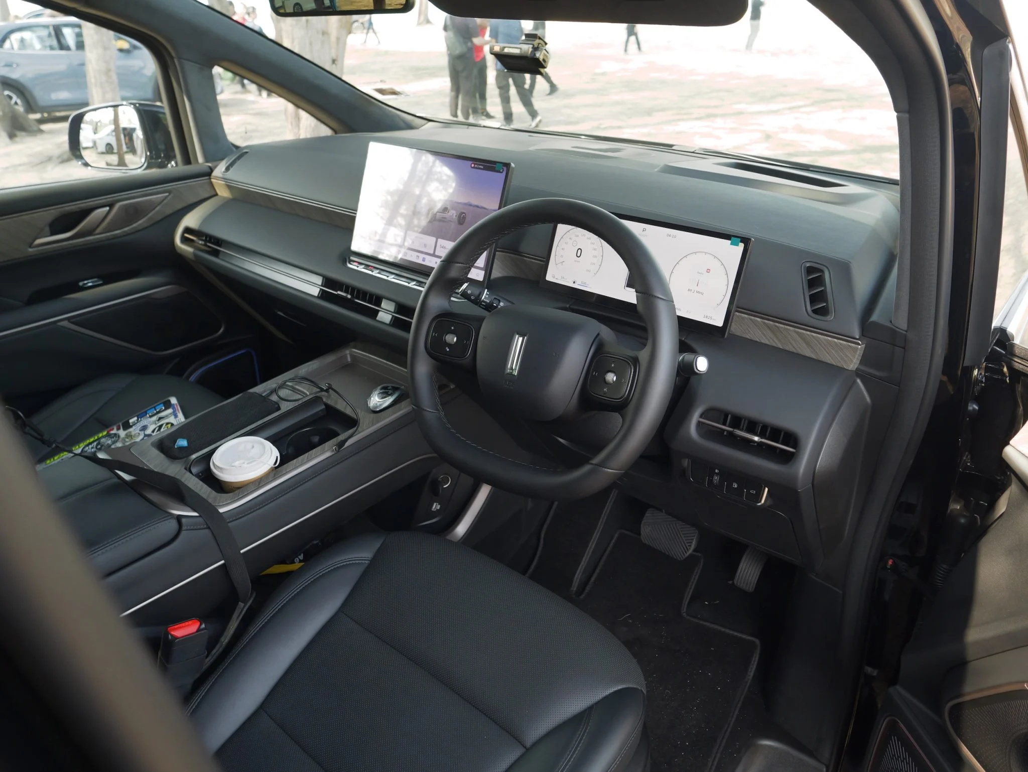 Teknologi Hibrid Plug-in Mengubah Segmen MPV Mewah
