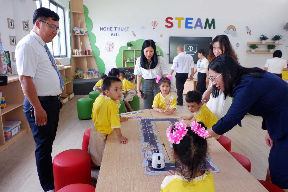 Học sinh trường chuyên mang khoa học thực hành đến vùng sâu