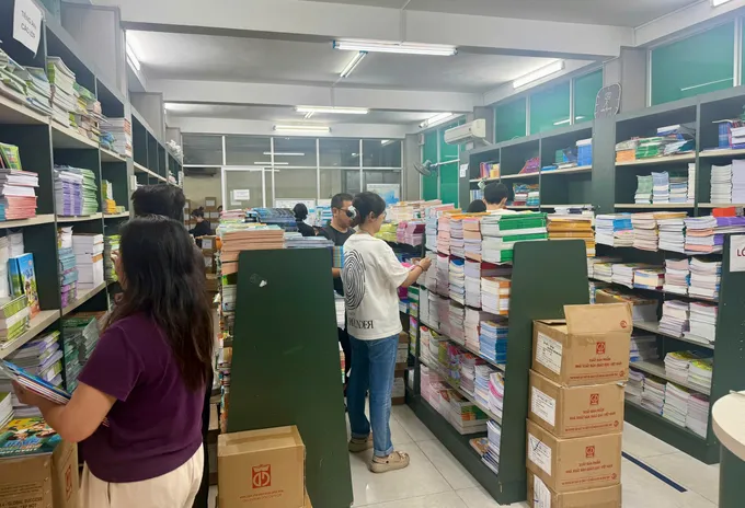 Giá sách giáo khoa tăng gấp 7 lần: Khủng hoảng khan hiếm và bẫy lừa phụ huynh