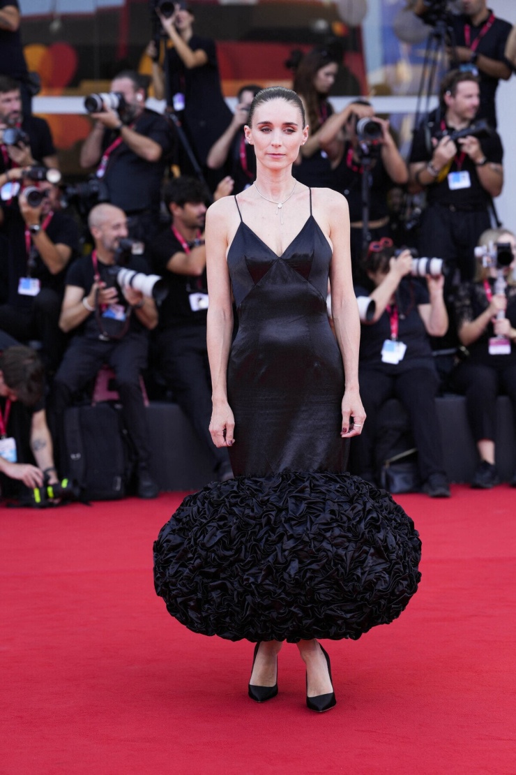 Những thiết kế haute couture tỏa sáng trên thảm đỏ Venice