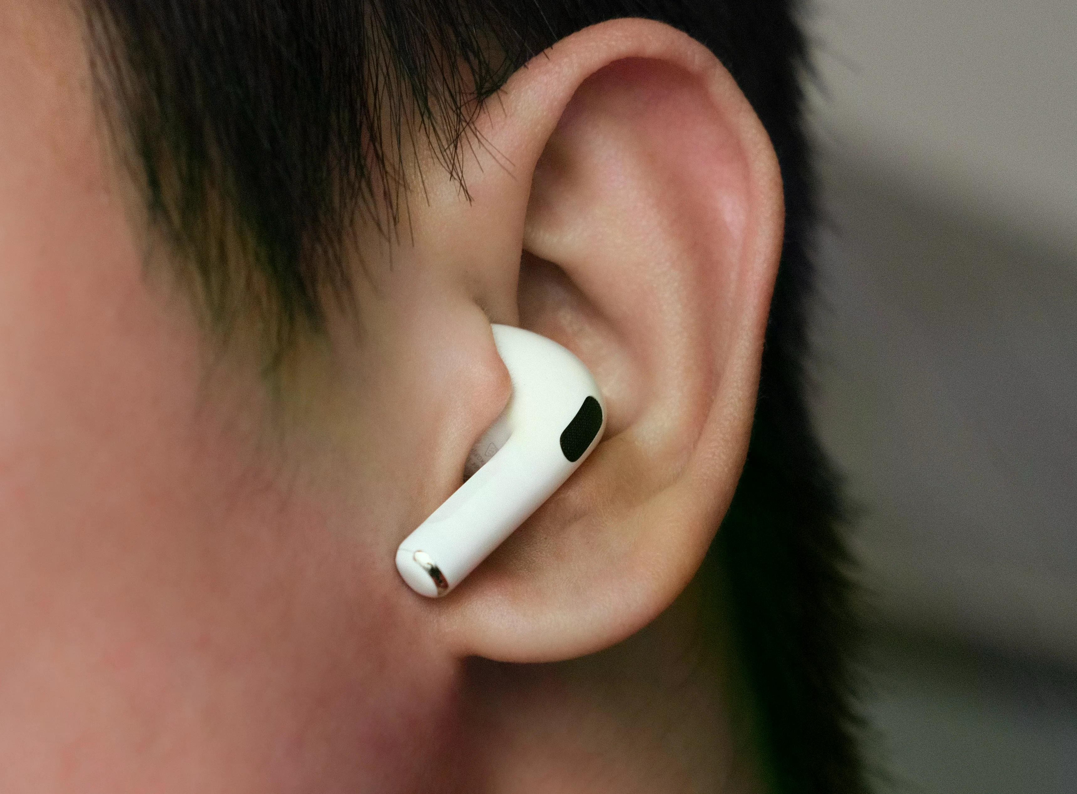 Google Dịch iOS và AirPods 5: dịch thời gian thực cho người hay đi