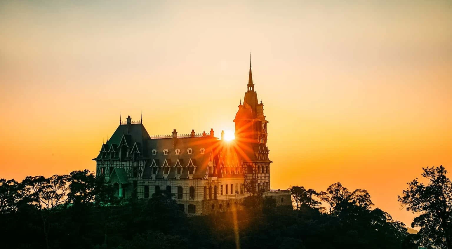 Những lâu đài châu Âu ẩn mình giữa núi rừng Việt Nam