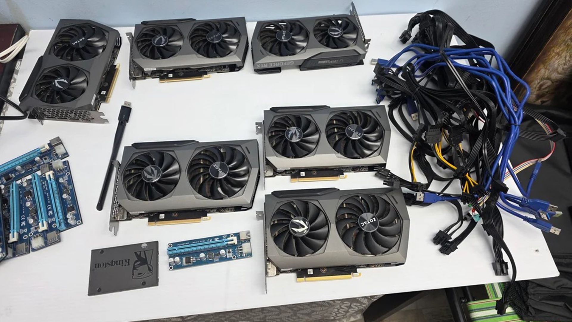 Kho báu 12 card RTX 3070 cũ: cơ hội vàng từ dàn GPU đào tiền ảo bị bỏ hoang