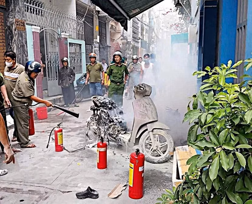 Những thói quen sạc xe điện nguy hiểm và cách phòng tránh cháy nổ