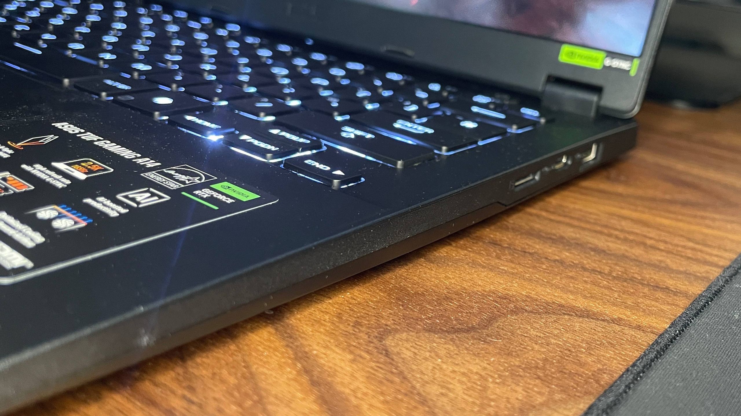 Sửa chữa laptop chính hãng đắt đỏ: khoảng cách giá và bài học cho người dùng