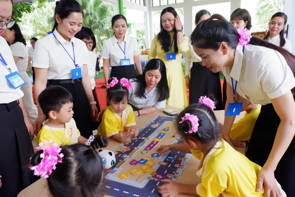 Học sinh trường chuyên mang khoa học thực hành đến vùng sâu