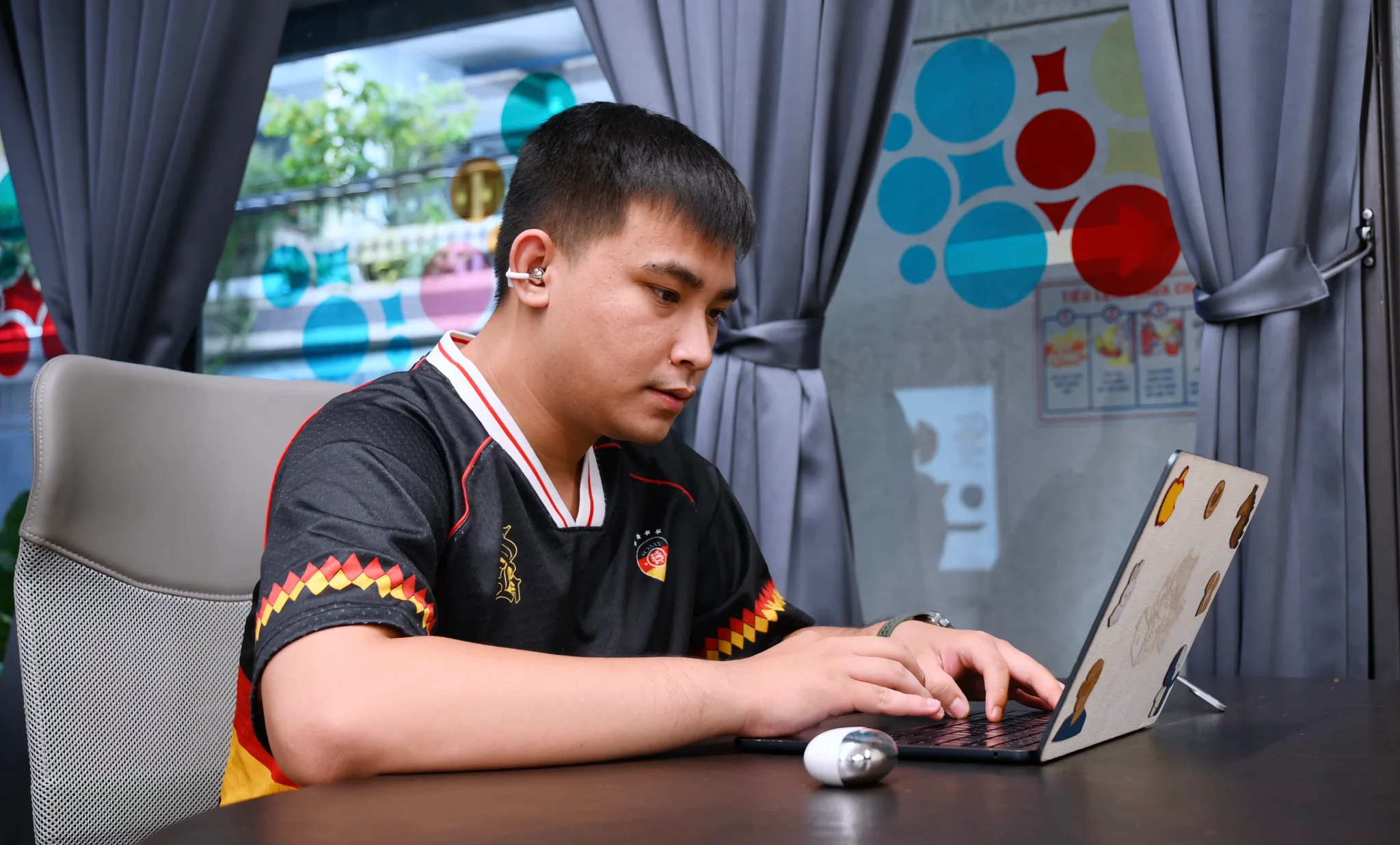 Tai nghe kẹp tai giá mềm: chọn mẫu nào để đeo cả ngày không mỏi?