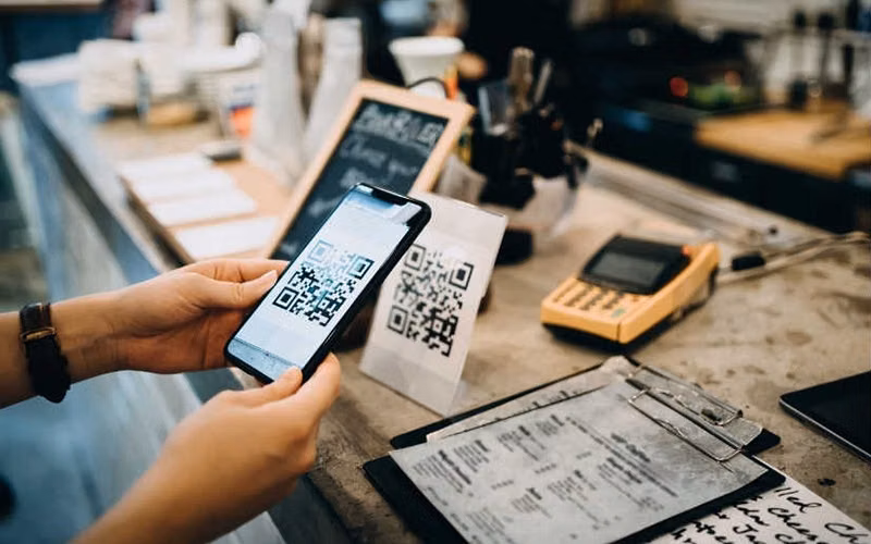 Mã QR xuyên biên giới: Đường cao tốc mới cho dòng chi tiêu quốc tế