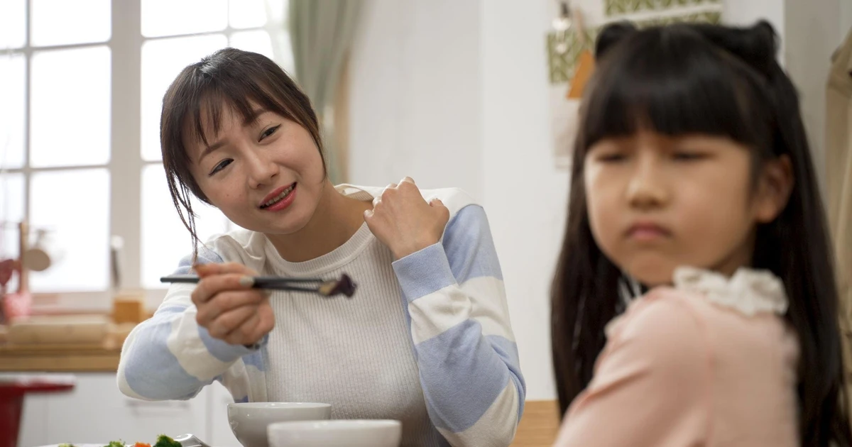 Khi con từ chối ăn cơm: đổi quát mắng lấy hợp tác